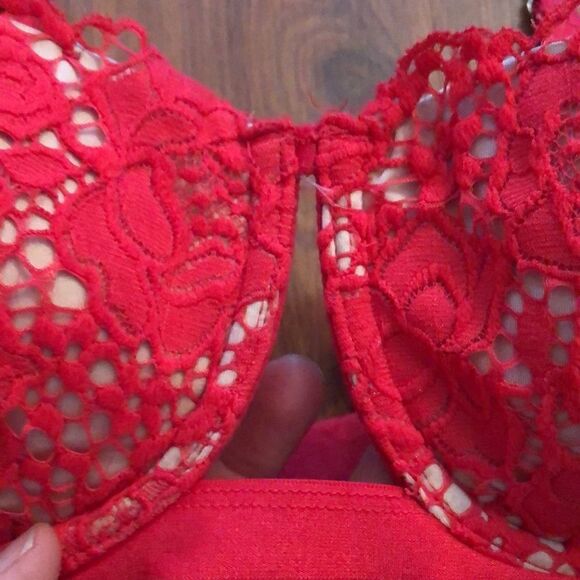 Victoria’s Secret lace and crochet red Demi cup bra size 32D. - Picture 3 of 9